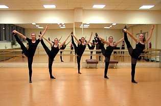 Showballett des Ensemble Fire & Flame: Klassisches Ballett -Training unter der Leitung von Karin Lenk