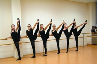 Showballett des Ensemble Fire & Flame: Klassisches Ballett -Training unter der Leitung von Karin Lenk