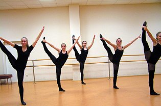 Showballett des Ensemble Fire & Flame: Klassisches Ballett -Training unter der Leitung von Karin Lenk