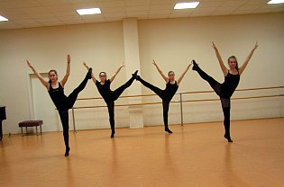 Showballett des Ensemble Fire & Flame: Klassisches Ballett -Training unter der Leitung von Karin Lenk