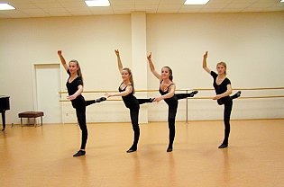 Showballett des Ensemble Fire & Flame: Klassisches Ballett -Training unter der Leitung von Karin Lenk